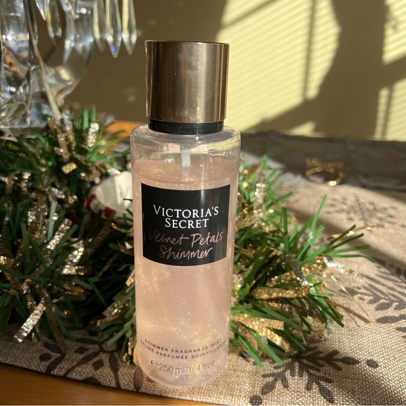 VICTORIA'S SECRET Velvet Petals Shimmer Body Mist - Picture 1 of 6